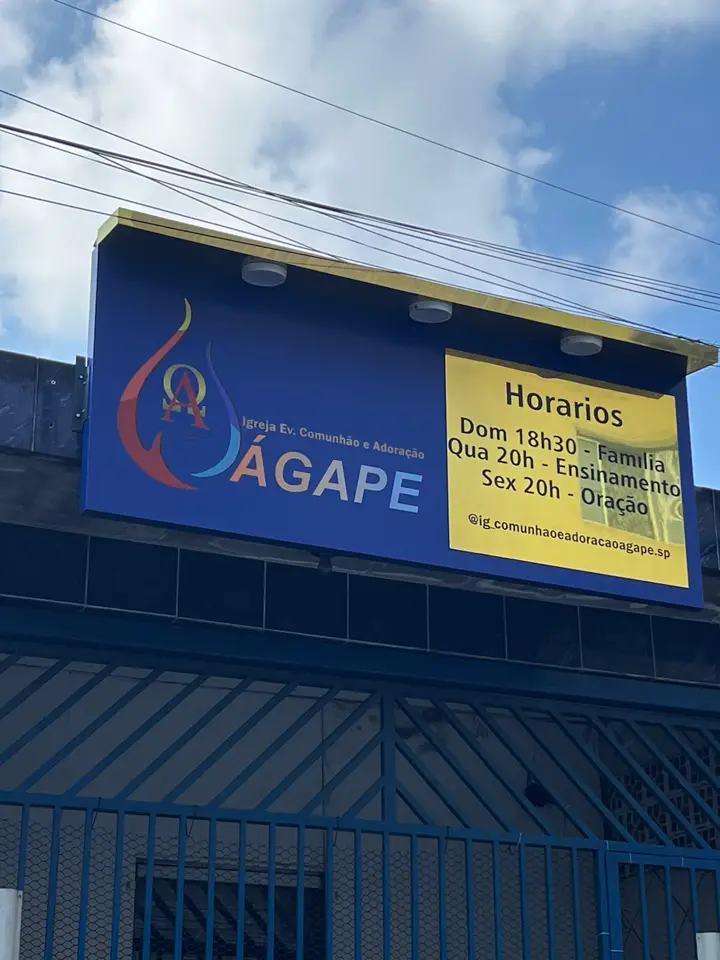 Painel azul e amarelo da Igreja Ágape com luminárias