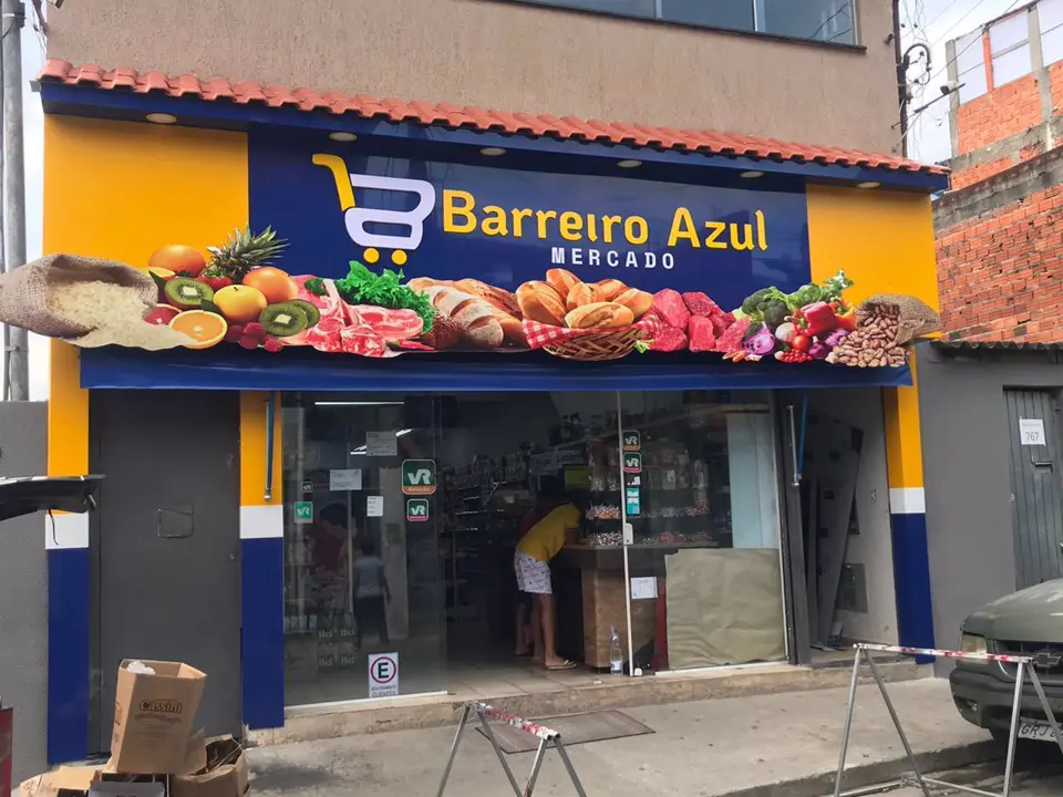 Fachada do Mercado Barreiro Azul em ACM azul e amarelo com impressão