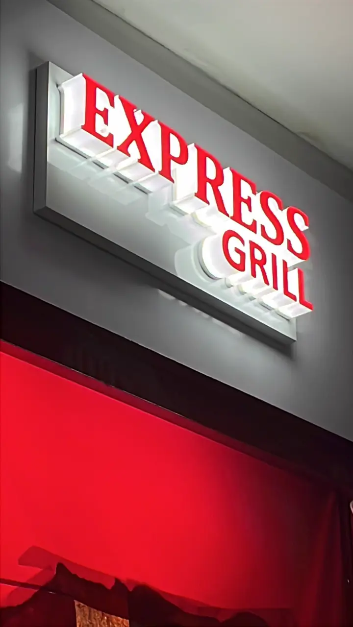 Detalhe das letras em relevo iluminadas do Express Grill