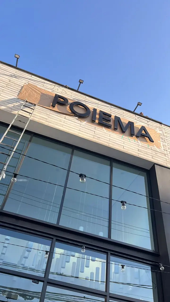 Letras em relevo da Poiema na fachada